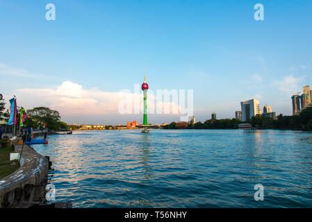 Colombo, Sri Lanka - Aprile 5, 2019: Colombo skyline su Beira lago con moderno business e gli edifici residenziali nella città capitale dello Sri Lanka Foto Stock