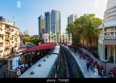 Colombo, Sri Lanka - Aprile 5, 2019: Segretariato Halt stazione ferroviaria nel centro di Colombo di capitale dello Sri Lanka Foto Stock