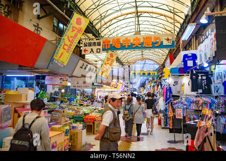 La gente lo shopping al primo Makishi Mercato Pubblico a Naha, Okinawa, in Giappone Foto Stock