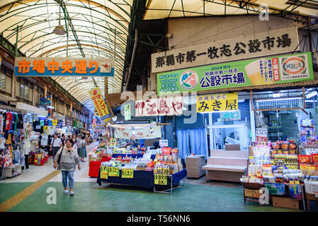 La gente lo shopping al primo Makishi Mercato Pubblico a Naha, Okinawa, in Giappone Foto Stock