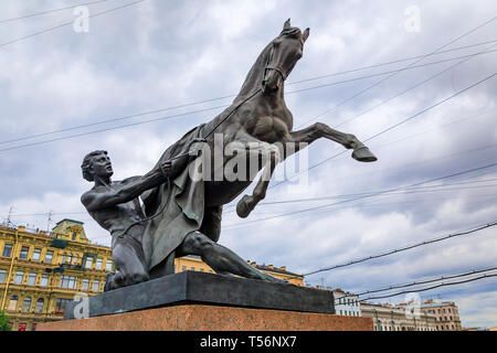 Saint Petersburg, Russia - 9 Settembre 2017: domatore dei cavalli scultura di Pietro Klodt sul ponte Anichkov costruito nel 1841 Foto Stock