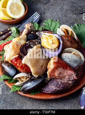 Famoso piatto tradizionale del sud del Cile e l'arcipelago di Chiloe - Il Curanto al Hoyo, Kuranto. Diversi piatti a base di pesce, carne e patate milcao Foto Stock