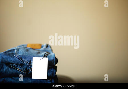 Pila di demin blu nel negozio al dettaglio per la vendita. Foto Stock