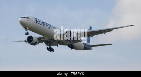 Kuwait Airways Boeing 777 9K-AOE sull approccio finale all aeroporto di Heathrow LHR Foto Stock