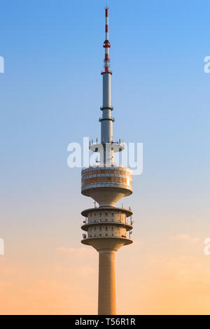 Monaco di Baviera, Germania - 22 Aprile 2018: Olympic tower broadcast o Olympiaturm nel Parco Olimpico. Close up photo contro chiaro cielo mattutino. Foto Stock