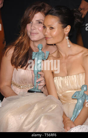 LOS ANGELES, CA. 29 gennaio 2006: Crash stelle Sandra Bullock (sinistra) & Thandie Newton al 12th Annual Screen Actors Guild Awards presso lo Shrine Auditorium di Los Angeles. © 2006 Paul Smith / Featureflash Foto Stock