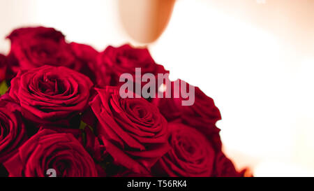 Rose rosse bouquet con spazio libero per il testo. Messa a fuoco selettiva Foto Stock