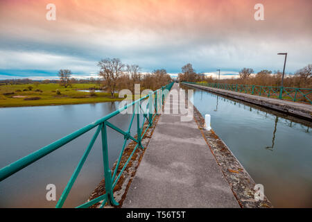 Acquedotto Pont. Barca canal ponte sul fiume Laura in primavera. Digoin ponte sul canale. Digoin, Francia Foto Stock