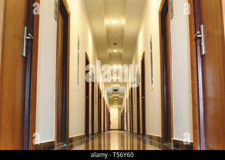 Svuotare il corridoio di un condominio. Corridoio con porte in una fila. Foto Stock