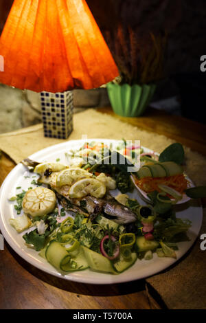 Trota al forno in un accogliente ristorante in paesi baltici lettonia Foto Stock