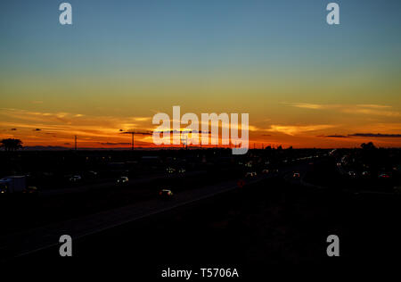 Il traffico autostradale al tramonto su City Ring Road durante il traffico in Arizona Stati Uniti d'America. Foto Stock