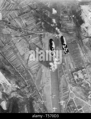 Un attacco di USAAF Martin B-26 Marauder bombardieri sul ponte ferroviario attraverso il fiume Moselle a Trier-Pfalzel, Renania-Palatinato, Germania, 24 dicembre, 1944 Foto Stock
