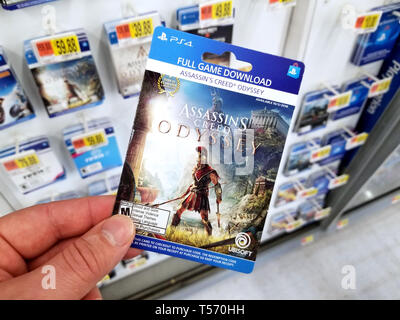 PLATTSBURGH, Stati Uniti d'America - 21 gennaio 2019 : gioco completo download card di Assassins Creed Odyssey video gioco in una mano di un acquirente a Walmart store. Foto Stock