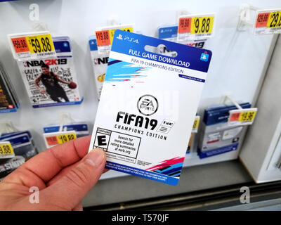 PLATTSBURGH, Stati Uniti d'America - 21 gennaio 2019 : Full download card di Fifa 19 video gioco in una mano di un acquirente a Walmart store. Foto Stock