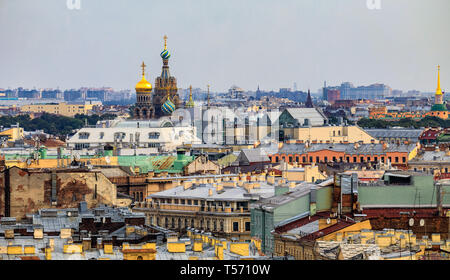 Skyline della città con gli ornati delle cupole della chiesa del Salvatore sul Sangue versato vista dal tetto di San Isacco ortodossa russa nella cattedrale di San Foto Stock