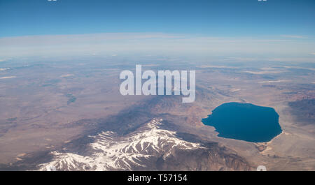 Vista aerea del grande Lage accanto alla formazione di montagna con la neve sulla vetta più alta Foto Stock