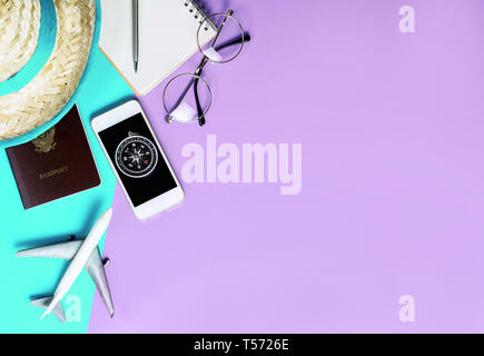 Gadget da viaggio su blu e rosa sfondo pastello Foto stock - Alamy