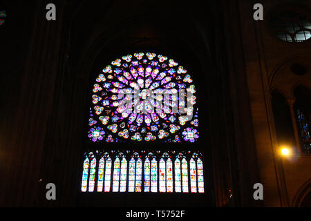 Round oscurata nella finestra di vetro presso la cattedrale di Notre Dame de Paris prima di fire tragedia in Francia Foto Stock