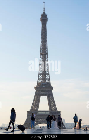 Parigi, Francia. Xxi Aprile 2019. Sunrise presso la Torre Eiffel, e lungo il Fiume Senna, la Domenica di Pasqua mattina a Parigi. Turisti e coppie godono il famoso punto di riferimento su una bella mattina all'alba nella romantica capitale francese. Credito: Francesca Moore/Alamy Live News Foto Stock