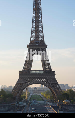 Parigi, Francia. Xxi Aprile 2019. Sunrise presso la Torre Eiffel, e lungo il Fiume Senna, la Domenica di Pasqua mattina a Parigi. Turisti e coppie godono il famoso punto di riferimento su una bella mattina all'alba nella romantica capitale francese. Credito: Francesca Moore/Alamy Live News Foto Stock