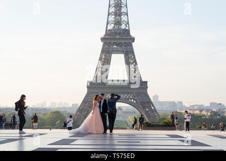 Parigi, Francia. Xxi Aprile 2019. Sunrise presso la Torre Eiffel, e lungo il Fiume Senna, la Domenica di Pasqua mattina a Parigi. Turisti e coppie godono il famoso punto di riferimento su una bella mattina all'alba nella romantica capitale francese. Credito: Francesca Moore/Alamy Live News Foto Stock