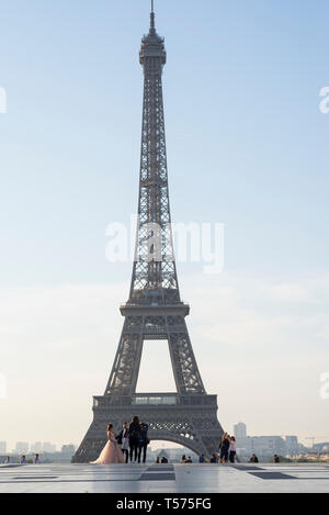 Parigi, Francia. Xxi Aprile 2019. Sunrise presso la Torre Eiffel, e lungo il Fiume Senna, la Domenica di Pasqua mattina a Parigi. Turisti e coppie godono il famoso punto di riferimento su una bella mattina all'alba nella romantica capitale francese. Credito: Francesca Moore/Alamy Live News Foto Stock