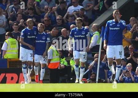 Richarlison di Everton celebra dopo aver effettuato il punteggio 1-0 durante il cielo di scommessa match del campionato tra Bolton Wanderers e Aston Villa a macron Stadium il 19 aprile 2019 a Bolton, Inghilterra. (Foto di Tony Taylor/phcimages.com) Foto Stock