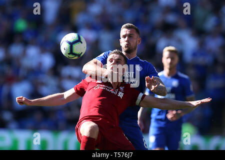 Cardiff, Regno Unito. Xxi Aprile, 2019. Joe Ralls di Cardiff City prende confidenza con la Giordania Henderson di Liverpool. Premier League, Cardiff City v Liverpool a Cardiff City Stadium domenica XXI Aprile 2019. Questa immagine può essere utilizzata solo per scopi editoriali. Solo uso editoriale, è richiesta una licenza per uso commerciale. Nessun uso in scommesse, giochi o un singolo giocatore/club/league pubblicazioni. pic da Andrew Orchard/Andrew Orchard fotografia sportiva/Alamy Live news Foto Stock