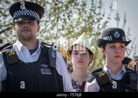 Londra, Regno Unito. Xxi Aprile, 2019. Estinzione della ribellione manifestanti volontariamente iniziano a lasciare occupato Waterloo Bridge tenendo lontano piante, tende e altre infrastrutture di camp. Più di mille persone sono state arrestate dalla polizia durante i sei giorni di cambiamento climatico proteste. Centinaia di funzionari di altre forze che sono state inviate al capitale per aiutare la polizia metropolitana. Credito: Guy Corbishley/Alamy Live News Foto Stock