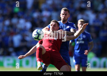 Cardiff, Regno Unito. Xxi Aprile, 2019. Joe Ralls di Cardiff City prende confidenza con la Giordania Henderson di Liverpool. Premier League, Cardiff City v Liverpool a Cardiff City Stadium domenica XXI Aprile 2019. Questa immagine può essere utilizzata solo per scopi editoriali. Solo uso editoriale, è richiesta una licenza per uso commerciale. Nessun uso in scommesse, giochi o un singolo giocatore/club/league pubblicazioni. pic da Andrew Orchard/Andrew Orchard fotografia sportiva/Alamy Live news Foto Stock