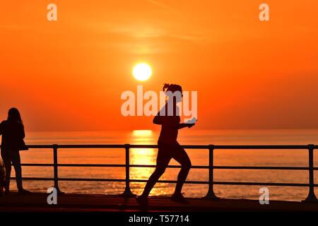 Aberystwyth, Wales, Regno Unito. 21 apr 2019. Un meravigliosamente caldo e soleggiato di pasqua domenica sera a Aberystwyth Wales come il paese gode del caldo gloriosamente Bank Holiday meteo. La temperatura ha raggiunto 23 gradi Celsius a Trawsgoed entroterra dalla città, rendendolo sempre più calda domenica di Pasqua in Galles Credito: Keith Morris / Alamy Live News Foto Stock