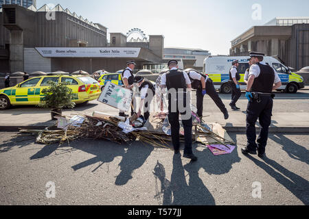 Londra, Regno Unito. Xxi Aprile, 2019. La polizia inizia a rompere e chiara estinzione della ribellione manifestanti' camp su Waterloo Bridge tenendo lontano piante, tende e altre infrastrutture di camp. Più di mille persone sono state arrestate durante i sei giorni di cambiamento climatico proteste. Centinaia di funzionari di altre forze che sono state inviate al capitale per aiutare la polizia metropolitana. Credito: Guy Corbishley/Alamy Live News Foto Stock