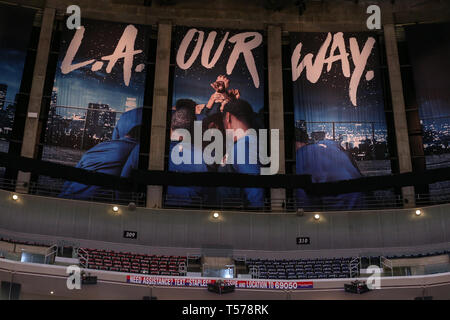 Los Angeles, CA, Stati Uniti d'America. Xxi Aprile, 2019. Clippers banner prima di gioco 4 del Golden State Warriors vs Los Angeles Clippers playoff serie a Staples Center il 21 aprile 2019. (Foto di Jevone Moore) Credito: csm/Alamy Live News Foto Stock