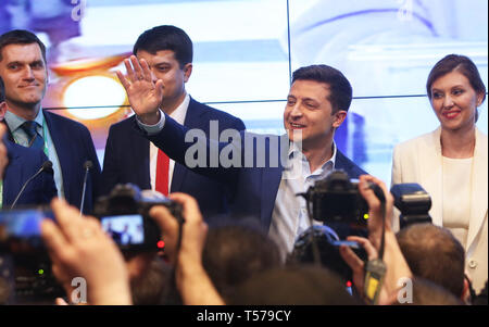 Kiev, Ucraina. Xxi Aprile, 2019. Per l'Ucraina il candidato presidenziale e attore Zelensky Volodymyr (seconda R) onde ai tifosi di campagna il suo quartier generale a Kiev, Ucraina, Aprile 21, 2019. Attore ucraino Volodymyr Zelensky ha ringraziato gli elettori di supporto per lui nel secondo round del paese delle elezioni presidenziali di domenica. Nella prima giornata, il National exit poll ha dimostrato che Zelensky ha vinto il paese della elezione presidenziale ottenendo 73,2 per cento dei voti nel secondo turno delle 6 del pomeriggio ora locale (1500 GMT). Credito: Sergey/Xinhua/Alamy Live News Foto Stock