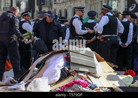 Londra, UK, UK. Xix Apr, 2019. Una grande quantità di rifiuti è visto presso la Oxford Circus durante il quinto giorno del cambiamento climatico protesta da parte di la ribellione di estinzione gruppo movimento.un grande numero di presenza della polizia intorno al rosa yacht come essi ONU-bond gli attivisti che incollati stessi e la polizia si prepara a rimuoverli dal sito. Secondo la polizia si è riunito, oltre mille militanti sono stati arrestati poiché la dimostrazione è iniziato il 11 aprile 2019. Credito: Dinendra Haria/SOPA Immagini/ZUMA filo/Alamy Live News Foto Stock