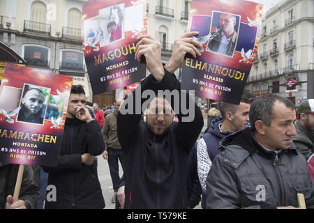 Madrid, Spagna. Xxi Aprile, 2019. Visto il dimostratore unire le mani con cartelli durante il mese di marzo.La Madonna Addolorata hanno marciato per le strade della diaspora di Madrid di chiedere il rilascio di prigionieri politici detenuti dall'Hirak Rif in Marocco, la fine della militarizzazione, emarginazione e il blocco economico del Rif. Credito: Lito Lizana/SOPA Immagini/ZUMA filo/Alamy Live News Foto Stock