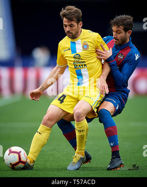 Valencia, Spagna. Xxi Mar, 2019. Calcio: Liga Santander 2018/19 : Jose Gomez Campana (R) del Levante compete per la sfera con Victor Sanchez dell Espanyol durante la Primera Division spagnolo "Liga Santander (Espanola)' Match tra Levante UD 2-2 RCD Espanyol a Ciutat de Valencia stadium di Valencia, Spagna, 21 marzo 2019. Credito: Pablo Morano/ AFLO/Alamy Live News Foto Stock