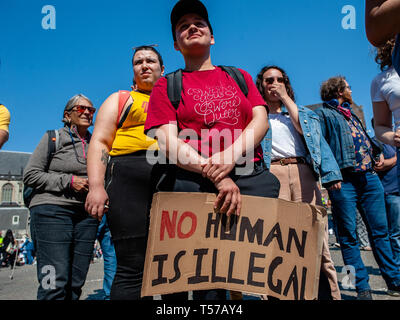 Amsterdam, Paesi Bassi. Xxi Aprile, 2019. Un manifestante è visto tenendo un cartello durante la dimostrazione. Centinaia di persone si sono radunate intorno alla piazza Dam alla domanda del governo olandese lasciare il Sea-Watch 3 (una nave che è stato il salvataggio di profughi nel Mediterraneo) continuare a svolgere il suo lavoro. Hanno anche chiamato per i politici ad Amsterdam per riaprire il ricovero invernale e stabilire una permanente ricovero di emergenza per i rifugiati non documentate e persone senza dimora. Credito: SOPA Immagini limitata/Alamy Live News Foto Stock