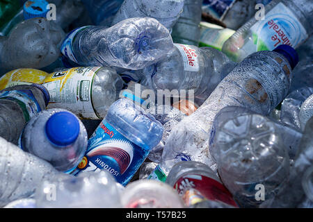 Pila di bottiglia di plastica nel cestino visto raccolti da spazzini a una discarica di rifiuti area sito in Lhokseumawe, provincia di Aceh, Indonesia. Sulla base di uno studio condotto da McKinsey & Co. e Ocean Conservancy, Indonesia è il numero due dei rifiuti di plastica paese produttore al mondo dopo la Cina. La grande quantità di produzione di rifiuti, in particolare materie plastiche inviato ai mari Indonesiani, contribuisce direttamente alla realizzazione delle zone costiere e delle piccole isole sporca e piena di spazzatura. Inoltre, dai risultati di questo studio, è stato accertato che i rifiuti nella zona costiera era dominato da plastica con una percentuale di 36 38 perce Foto Stock