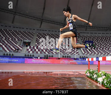 Doha in Qatar. Xxi Aprile, 2019. Shiojiri Kazuya del Giappone compete in uomini 3000m Siepi final durante il ventitreesimo Asian Athletics Championships Al Khalifa International Stadium di Doha, capitale del Qatar, 21 aprile 2019. Shiojiri Kazuya ha colto il terzo posto in un tempo di 8 minuti e 32.25 secondi. Credito: Wu Huiwo/Xinhua/Alamy Live News Foto Stock