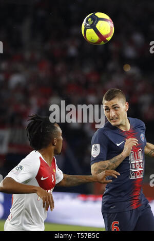 Parigi, Francia. Xxi Aprile, 2019. Paris St Germain il Marco Verratti (R) con vies Gelson Martins di come Monaco durante la Ligue 1 corrispondenza tra Paris Saint Germain e come Monaco, a Parigi, in Francia, il 21 aprile 2019. PSG battere come Monaco 3-1. Credit: Jack Chan/Xinhua/Alamy Live News Foto Stock