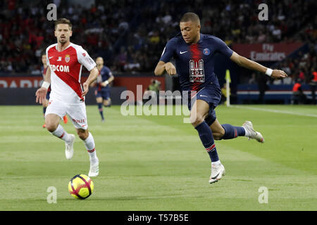 Parigi, Francia. Xxi Aprile, 2019. Paris St Germain's Kylian Mbappe (R) comanda la sfera durante la Ligue 1 corrispondenza tra Paris Saint Germain e come Monaco, a Parigi, in Francia, il 21 aprile 2019. PSG battere come Monaco 3-1. Credit: Jack Chan/Xinhua/Alamy Live News Foto Stock