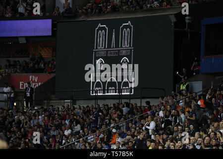 Parigi, Francia. Xxi Aprile, 2019. L'immagine di Notre Dame de Paris mostra sullo schermo durante la Ligue 1 corrispondenza tra Paris Saint Germain e come Monaco, a Parigi, in Francia, il 21 aprile 2019. PSG battere come Monaco 3-1. Credit: Jack Chan/Xinhua/Alamy Live News Foto Stock