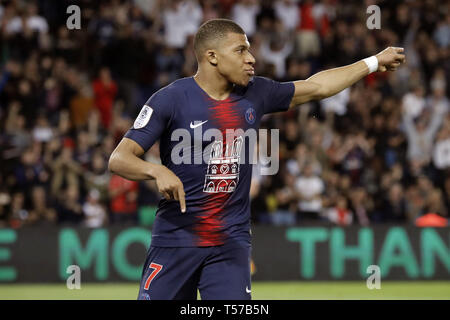 Parigi, Francia. Xxi Aprile, 2019. Paris St Germain's Kylian Mbappe reagisce durante la Ligue 1 corrispondenza tra Paris Saint Germain e come Monaco, a Parigi, in Francia, il 21 aprile 2019. PSG battere come Monaco 3-1. Credit: Jack Chan/Xinhua/Alamy Live News Foto Stock