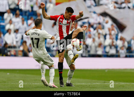 Madrid, Spagna. Xxi Aprile, 2019. Athletic Club de Bilbao's Yuri Berchiche e Real Madrid CF di Lucas Vazquez sono visto in azione durante la spagnola La Liga match round 33 tra il Real Madrid e Ath Bilbao a Santiago Bernabeu Stadium in Madrid. (Punteggio finale; Real Madrid 3- 0 Athletic Club Bilbao) Credito: SOPA Immagini limitata/Alamy Live News Foto Stock