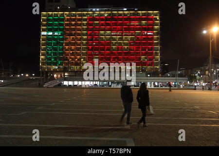 Tel Aviv. Xxi Aprile, 2019. L'edificio di Tel Aviv comune è accesa con un Sri Lanka bandiera il 21 aprile 2019. I molteplici attacchi contro chiese e alberghi in Sri Lanka di domenica hanno ucciso oltre 200 persone e ferite oltre 450 altri finora. Credito: JINI/Gedeone Markowicz/Xinhua/Alamy Live News Foto Stock