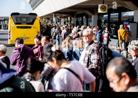 Berlino, Germania. 22 apr, 2019. Vi è una lunga coda del Lunedì di Pasqua di fronte all Aeroporto Tegel presso la fermata del bus per il viaggio per la città. Credito: Christoph Soeder/dpa/Alamy Live News Foto Stock