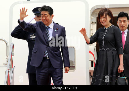 Tokyo, Giappone. 22 apr, 2019. Primo Ministro giapponese Shinzo Abe, accompagnato da sua moglie Akie lascia il Tokyo International Airport di Parigi con il nuovo piano del governo Boeing 777 per otto giorni di visita ai paesi Europei e Nordamericani il lunedì, 22 aprile 2019. Abe si recherà in Francia, Italia, Belgio, Slovacchia, Canada e Stati Uniti. Credito: Yoshio Tsunoda/AFLO/Alamy Live News Foto Stock