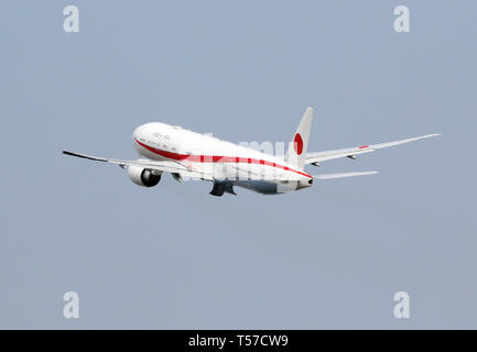 Tokyo, Giappone. 22 apr, 2019. In Giappone il nuovo piano del governo Boeing 777 portante il Primo Ministro Shinzo Abe e sua moglie Akie lascia il Tokyo International Airport a Parigi per un otto giorni di visita ai paesi Europei e Nordamericani il lunedì, 22 aprile 2019. Abe si recherà in Francia, Italia, Belgio, Slovacchia, Canada e Stati Uniti. Credito: Yoshio Tsunoda/AFLO/Alamy Live News Foto Stock