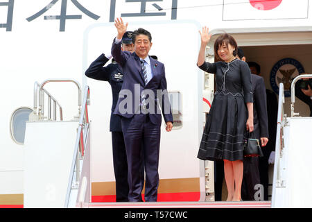 Tokyo, Giappone. 22 apr, 2019. Primo Ministro giapponese Shinzo Abe, accompagnato da sua moglie Akie lascia il Tokyo International Airport di Parigi con il nuovo piano del governo Boeing 777 per otto giorni di visita ai paesi Europei e Nordamericani il lunedì, 22 aprile 2019. Abe si recherà in Francia, Italia, Belgio, Slovacchia, Canada e Stati Uniti. Credito: Yoshio Tsunoda/AFLO/Alamy Live News Foto Stock